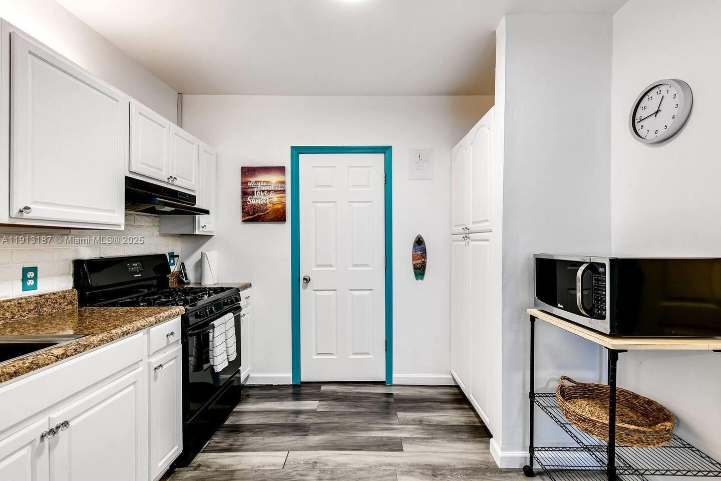 HOLLYWOOD LAWNS - Residential Lease