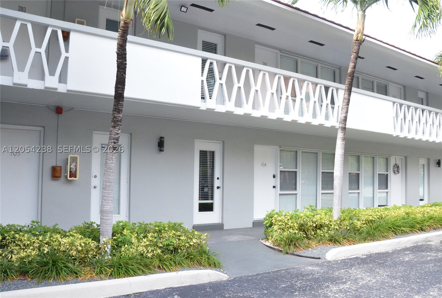 35 Edgewater Dr 104
