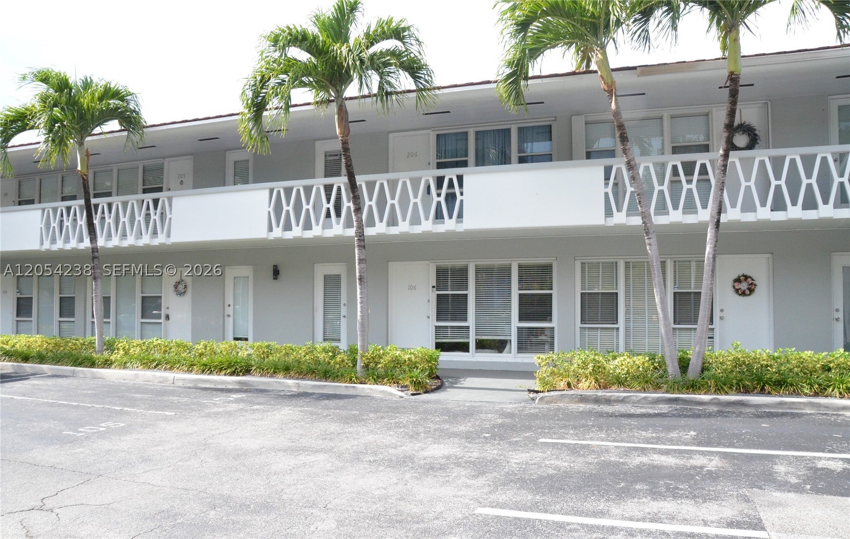 35 Edgewater Dr 104