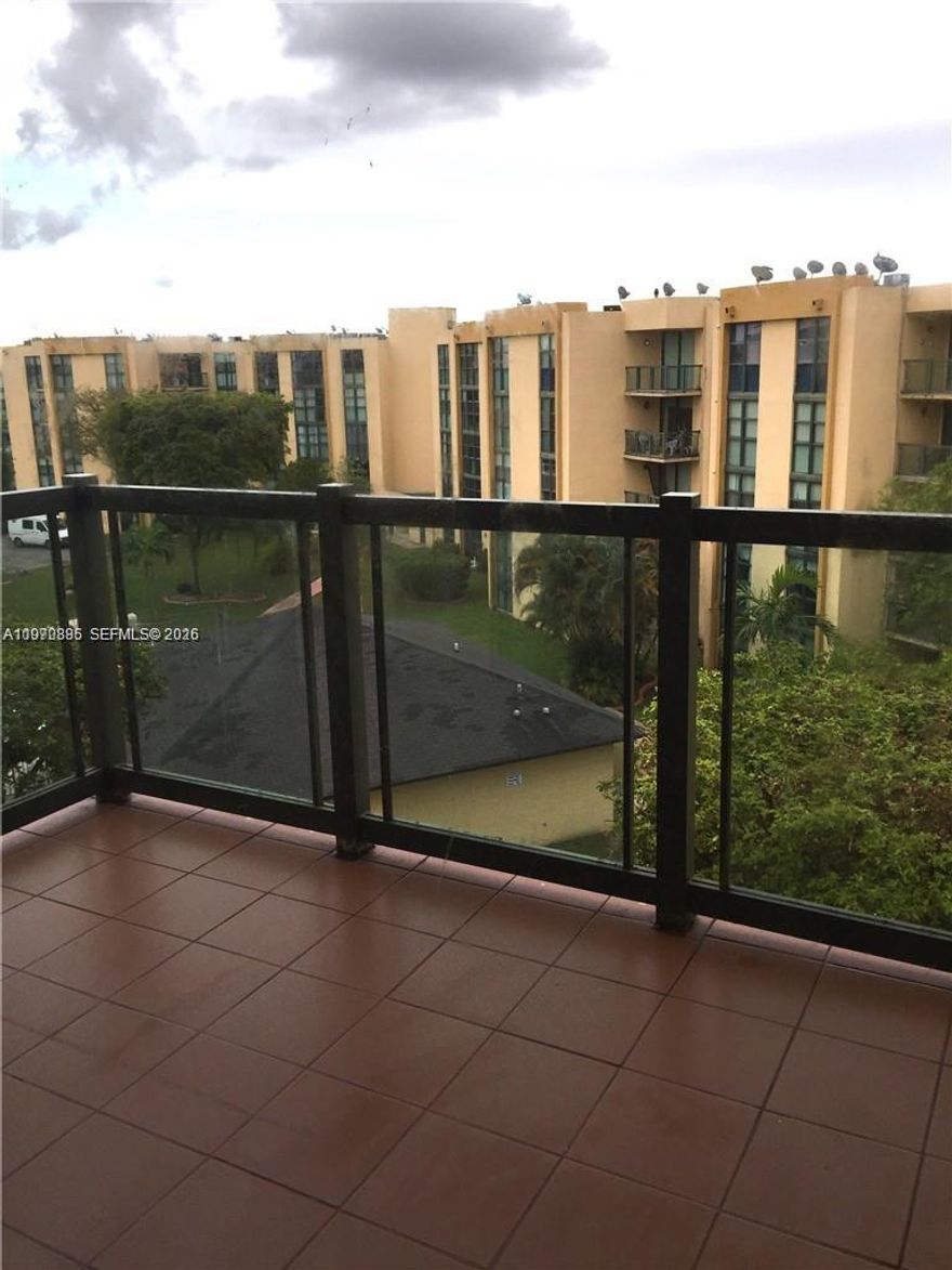 Beautiful 2/2 upgraded apartment greatly located near Turnpike, FIU campus and shopping centers.
New laminated floors.
New water heater.
New washer & dryer.