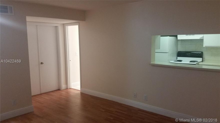 EXCELLENT 1 BEDROOM PLUS DEN USE AS A SECOND BEDROOM AND 1 BATH RECENTLY PAINTED INTERIORS BRAND NEW LAMINATED WOODS FLOOR THROUGH ALL CONDO WASHER AND DRYER INSIDE THE UNIT. SCREENED BALCONY LARGE COMMUNITY POOL,CLUB HOUSE,EXERCISE ROOM AND LOTS OF AMENITIES .CLOSE TO MALL AND RESTAURANTS,MINUTES FROM SAWGRASS.