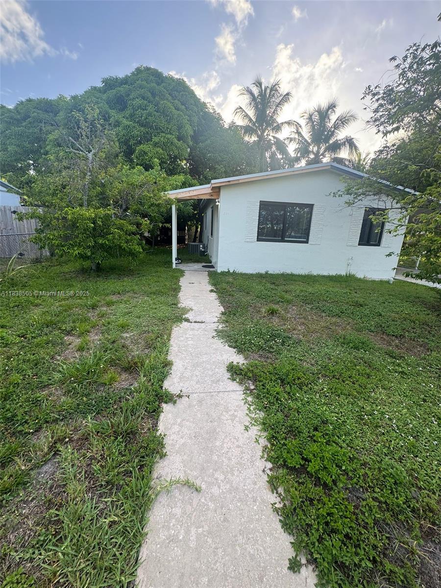 Beautiful Corner Lot Home in Lauderdale Lakes!
Well-located just off Sunrise Blvd, this 2BR/1BA home offers laminate wood floors throughout, a spacious backyard, side gardens, and a large corner lot. Includes a carport with storage space. Home can be rented furnished or unfurnished. Great outdoor space and prime location!