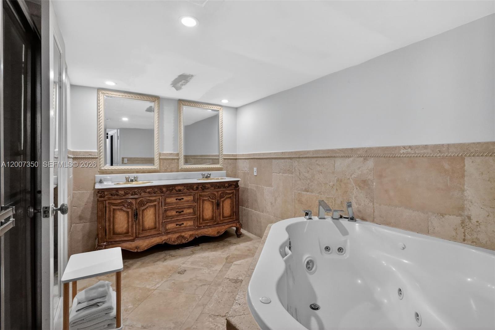 AQUARIUS CONDO - Residential