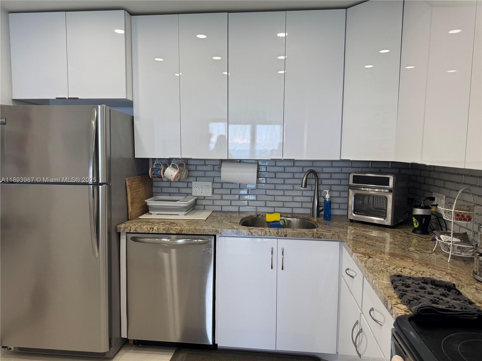 QUADOMAIN TOWER I AND IV - Residential Lease