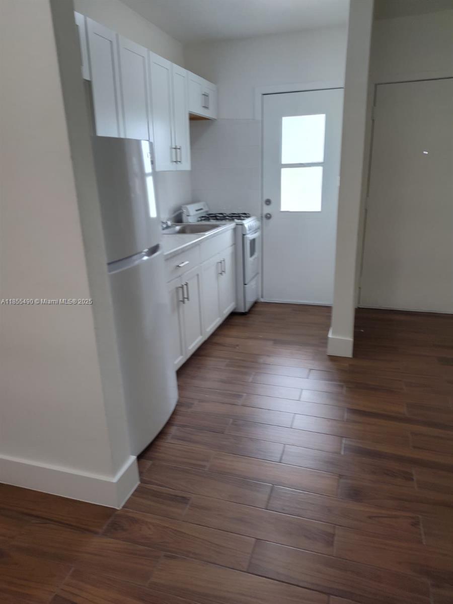 1 bedroom, 1 bath apt in Miami Springs, one block off NW 36 St close to airport. Move in ready, Rapid Approval.