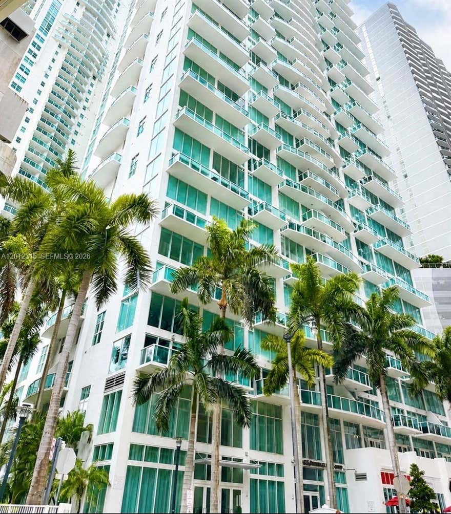 Condo one bedroom 1.5 Bathrooms . Loft style design with double high ceilings. Bright, open and modern living. Prime location in the heart of Brickell. Live above 20th floor with river and city views. Well maintained. Ceramic flooring. SS appliances. Walking distance to Brickell City Center, top restaurants and entertainment. Direct access to the Metro mover. Multi level fitness center and spa, sauna, pool, 24 hour concierge & valet, business center and social spaces. Move in ready or perfect for immediate rental. Minimum rental period 30 days.