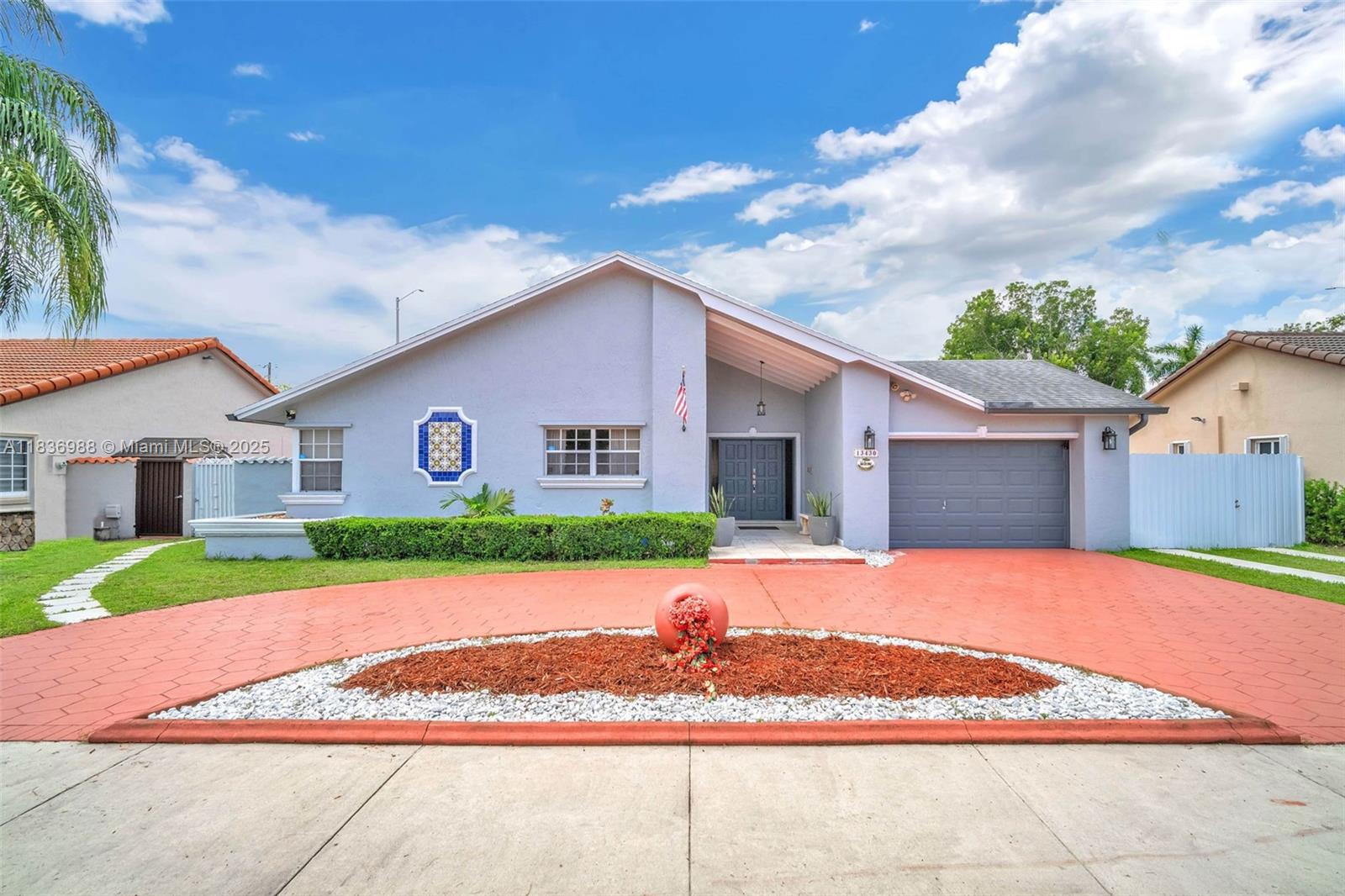 Welcome to this well maintained spacious 4bed 3bath + Pool in Prime location. Home is 2,857 total SF with 7,808 SF Lot and is currently being use as 2-1 which is very spacious + (2) 1-1’s generating great income.
Continue collecting income or easily convert back to 4-3, Roof is 3 years old. Conveniently located near great schools and shopping center.