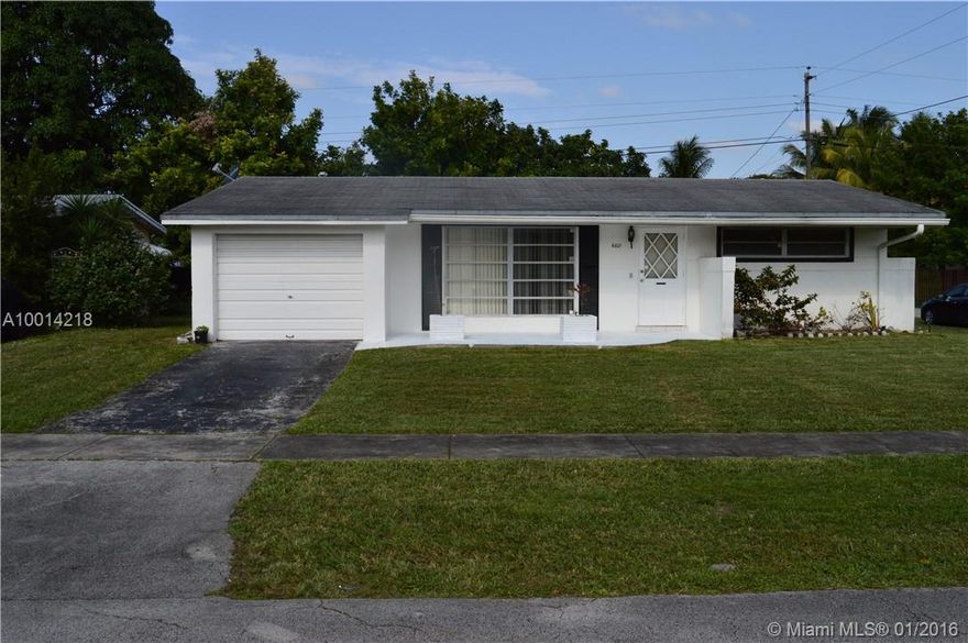 Beautiful 2/2 in a quite neighborhood. Freshly painted, with new carpet in second bedroom and Family room. Huge screened patio. Fairly updated bath