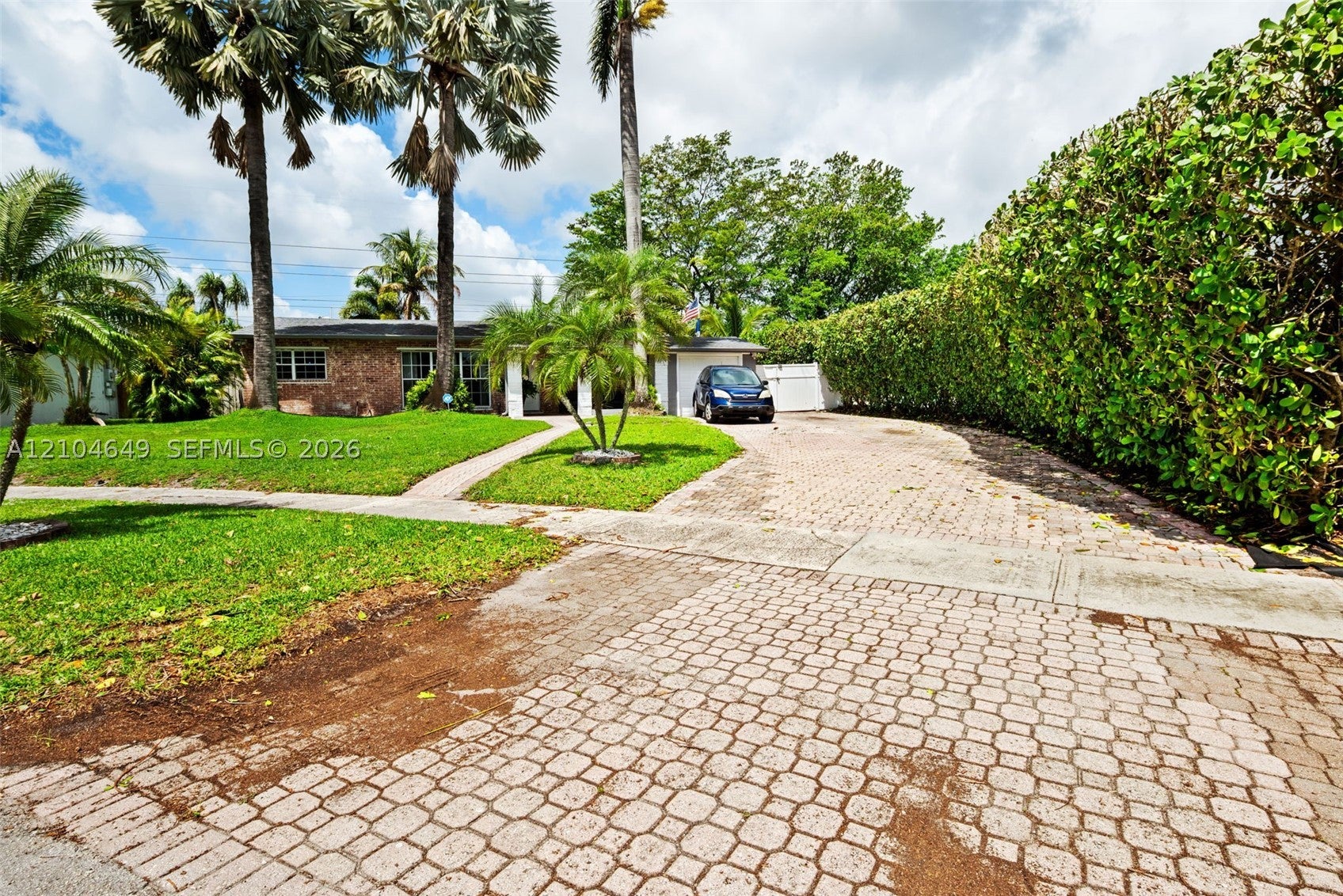 911 SW 51st Ave