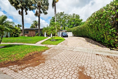 Photo of 911 SW 51st Ave, Plantation, FL 33317 (MLS # A12104649)