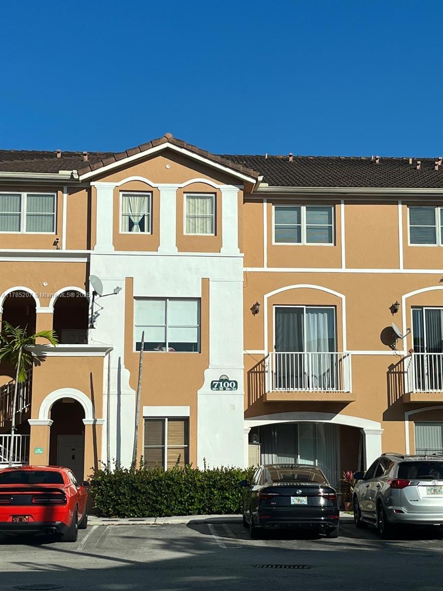 7100 Nw 177th St 204-14, Hialeah, Miami-Dade County, Florida - 2 Bedrooms  
3 Bathrooms - 