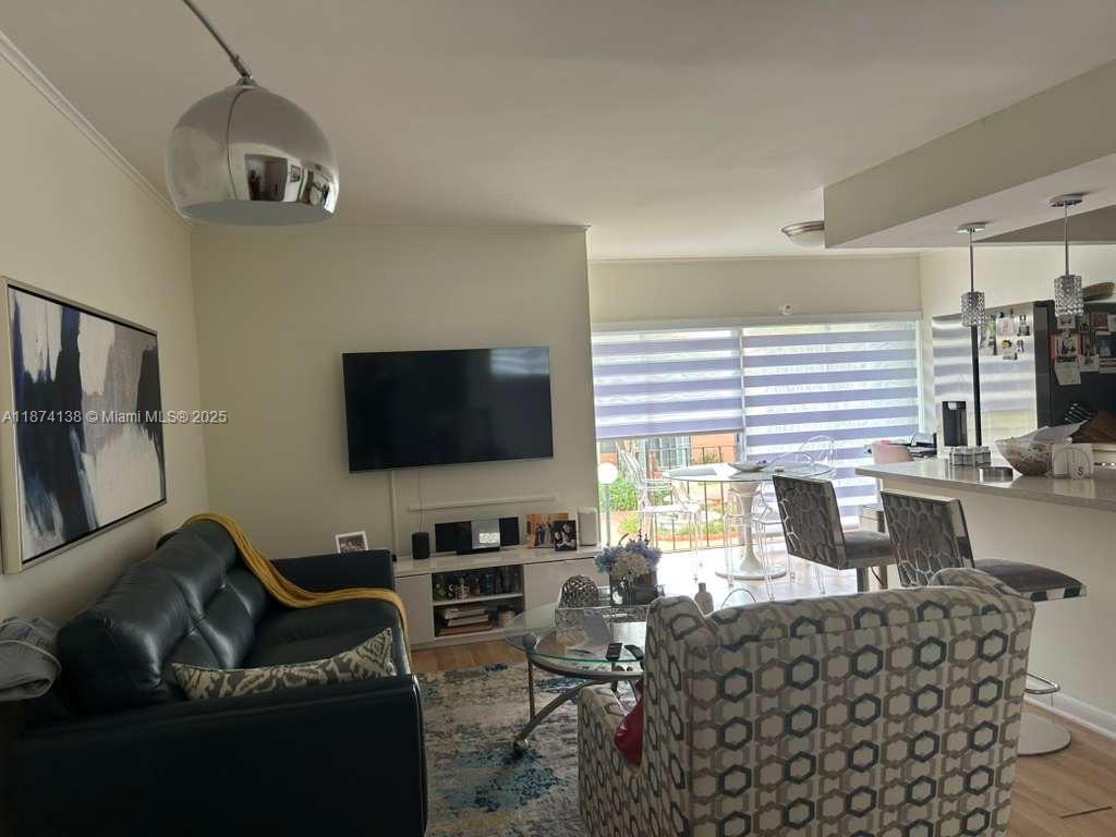 Spacious 2 Bedroom and 1,5 bath Townhouse -style apartment
Near to Florida International University (FIU), shopping centers(Walmart) , restaurant , Gyms , Supermarkets
The community Offer pool for residents, Laundry Facilities and secure gated