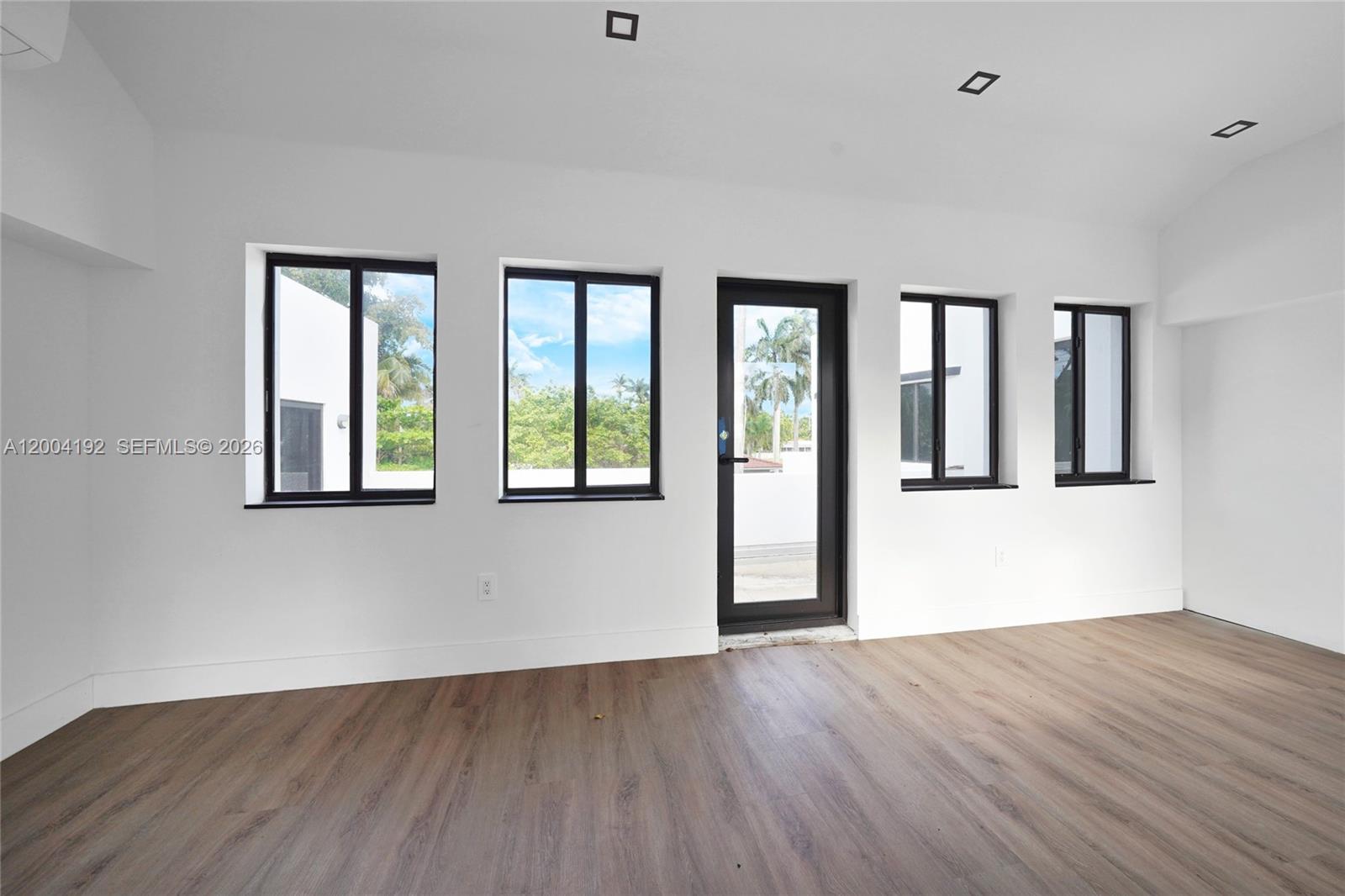HOLLYWOOD LAKES SECTION - Residential