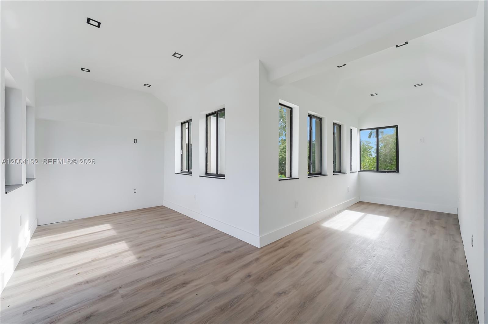 HOLLYWOOD LAKES SECTION - Residential