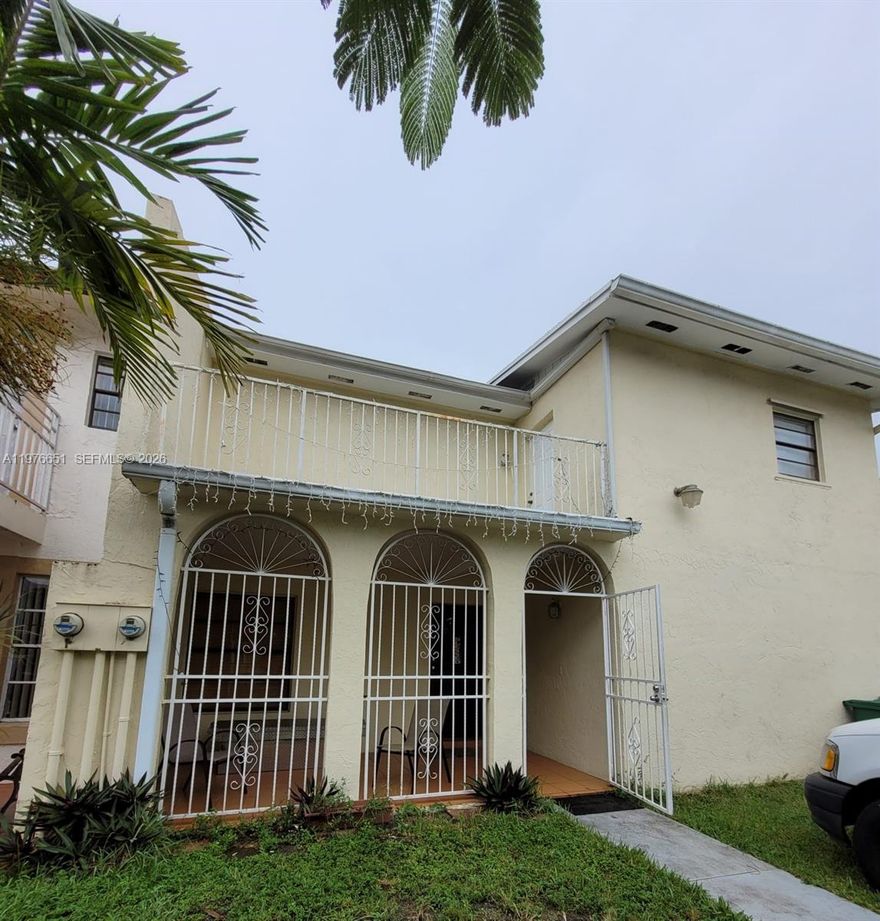 Large two-story 4/2.5 twin home , first level has 1/2 bath and master bedroom with its own bathroom with 3 additional bedrooms and another bath in the second level and a fenced back patio. Great location!! 1 block from Coral Way and 3 blocks from FIU , near shopping centers, restaurants and Turnpike.