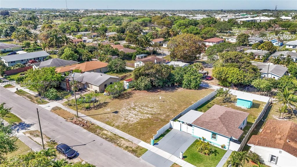 Photo of 624 SW 6th Ave, Delray Beach, FL 33444 (MLS # A11762625)