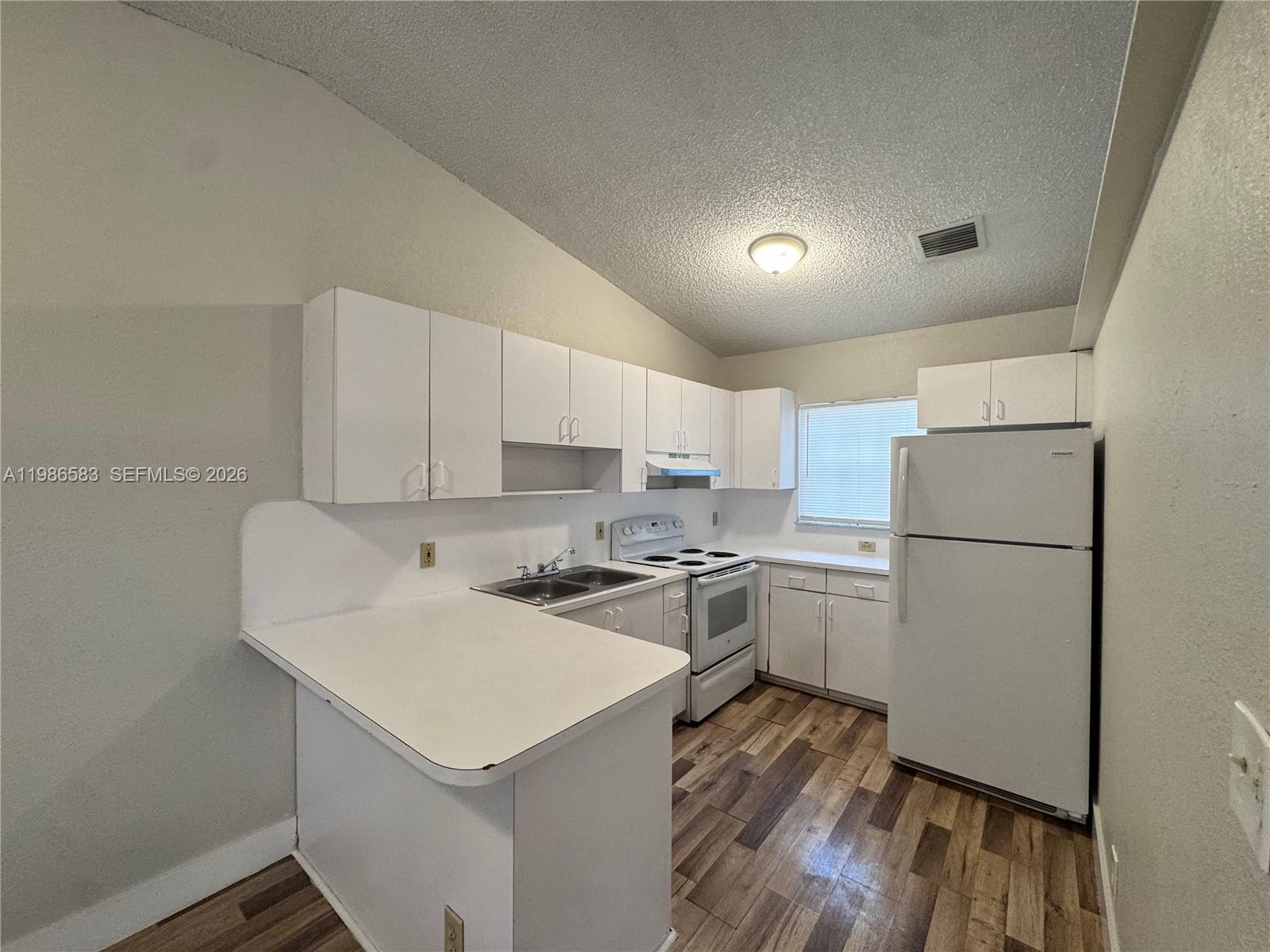 LINCOLN PARK CORR PLAT - Residential Lease