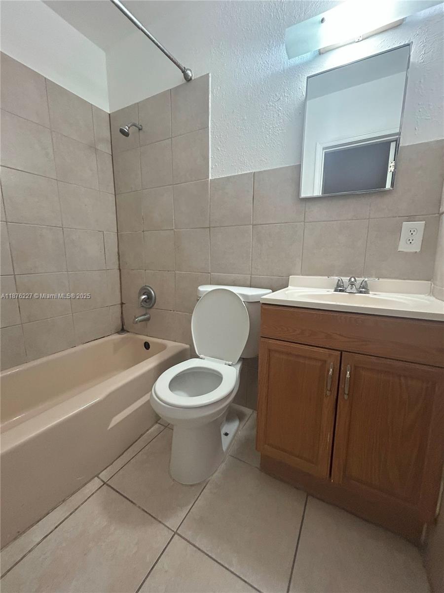 LAUDERDALE PARK 6-33 1/2 - Residential Lease