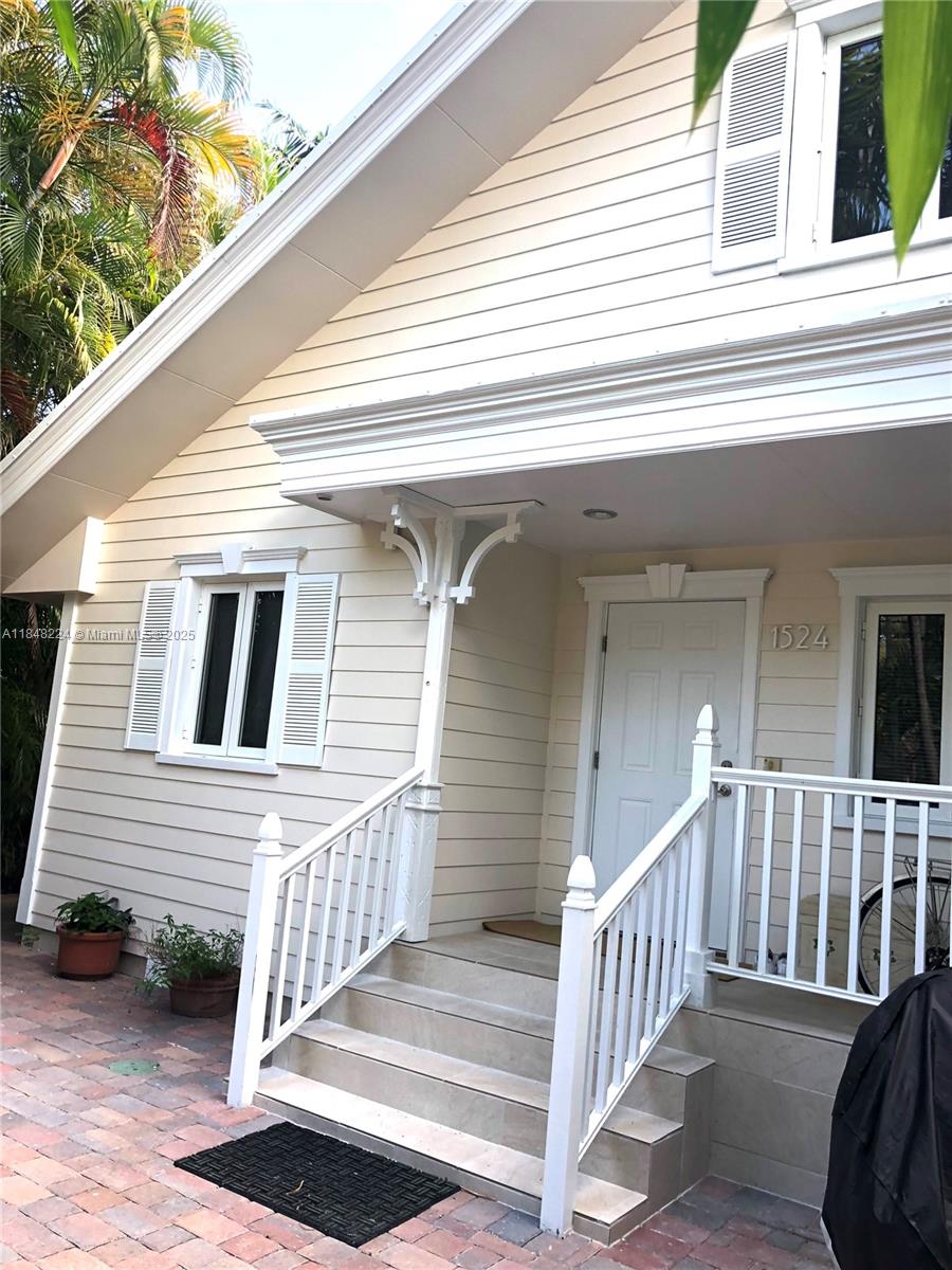 Key West Style, Amazing Intercoastal peaceful waterfront home, 2 floor private House, with 95 feet long deck. Renovated with brand new kitchens. Second story w/ Rooftop Terrace. Also 2 kitchen and 2 living room, so house can be used as two separate homes, with heated Pool and Spa, with Gym. no fixed bridges & has spectacular wide view of the North Fork of the New River. 95 feet of linear water frontage & With 6 feet depth. Deep enough for Sailboat. Quick ride to the ocean.