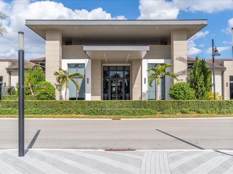 DOWNTOWN DORAL SOUTH PHAS - Residential
