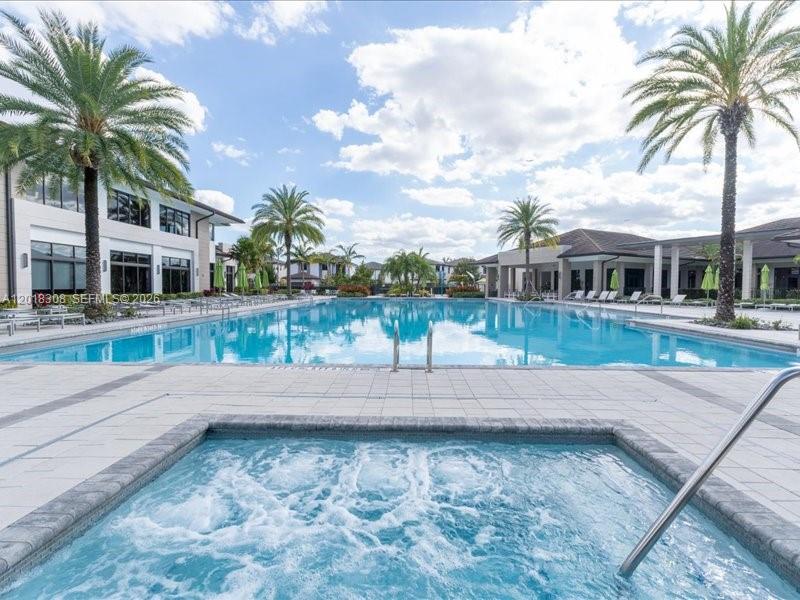 DOWNTOWN DORAL SOUTH PHAS - Residential