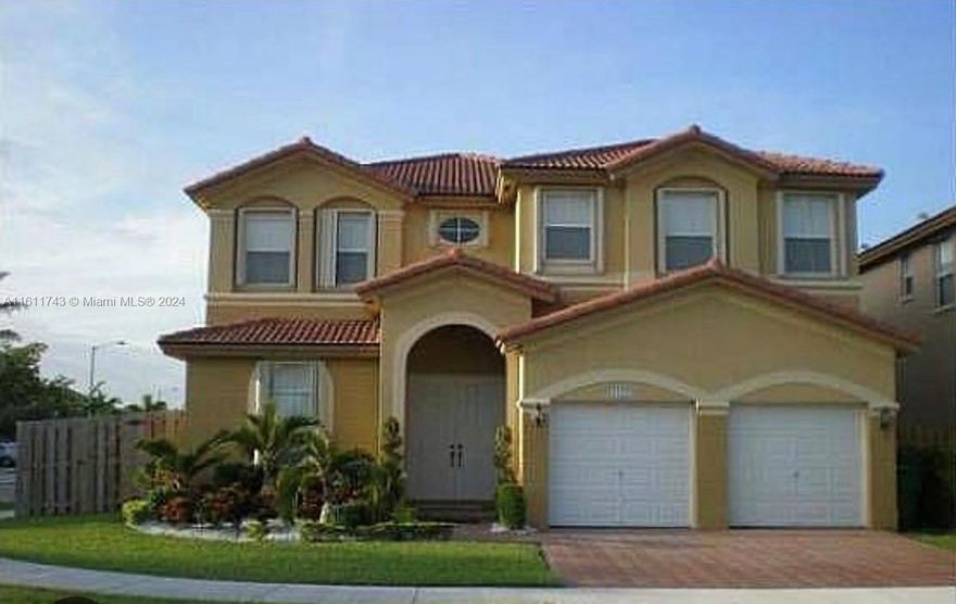 CORNER SINGLE FAMILY HOME IN A GREAT QUIET NEIGHBORHOOD, GALAPAGOS AT DORAL ISLES, MODEL: ISABELLA, 4/4 .. 2-CAR GARAGE, WOOD AND TILE FLOORS, WOOD STAIRS, WOOD SECOND FLOOR, FENCE, CLOSE TO THE TURNPIKE, SHOPPING CENTERS, VERY GOOD SCHOOLS. BRING YOUR FAMILY TO THIS HOME SWEET HOME !