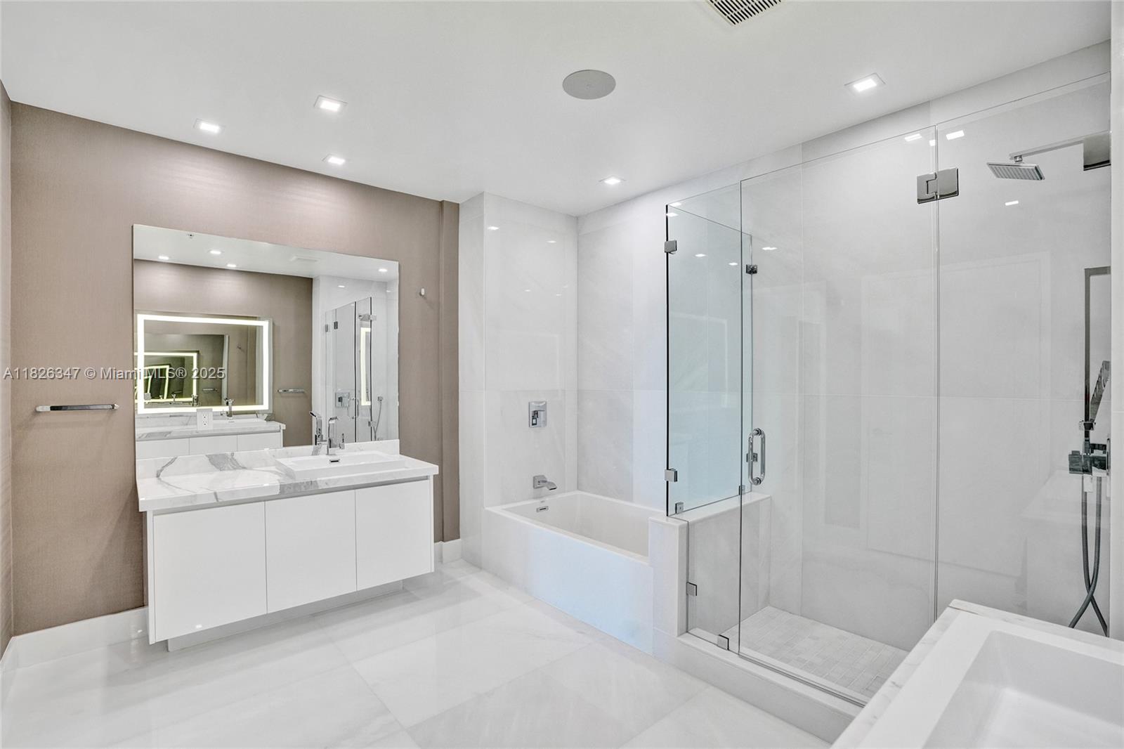 PARQUE TOWERS CONDO - Residential