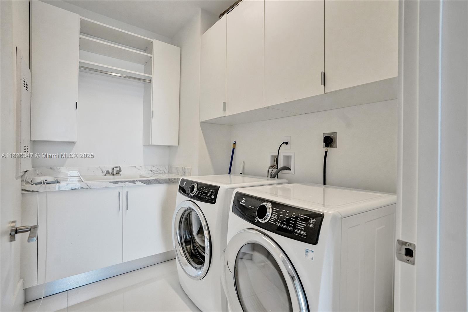 PARQUE TOWERS CONDO - Residential