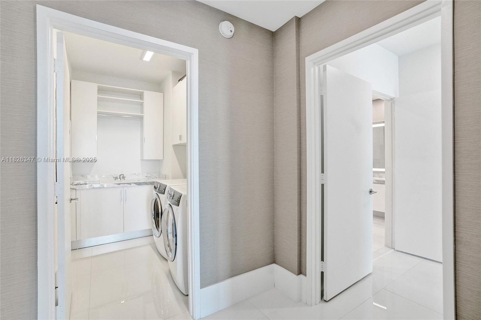 PARQUE TOWERS CONDO - Residential