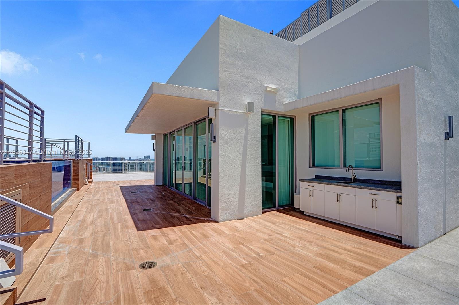 PARQUE TOWERS CONDO - Residential