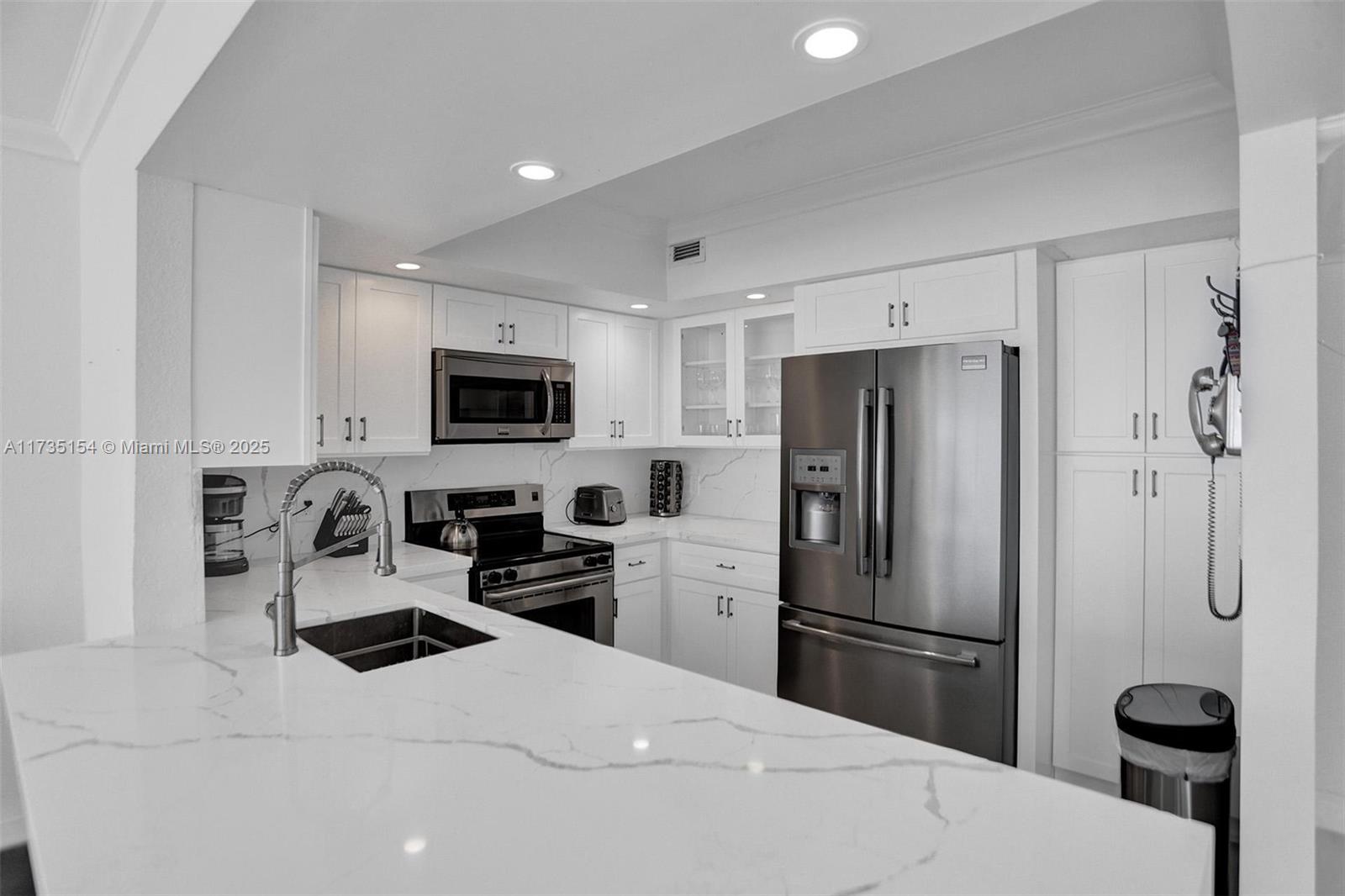 Property for Sale at 5600 Collins Ave 9T, Miami Beach, Miami-Dade County, Florida - Bedrooms: 2 
Bathrooms: 2  - $995,000