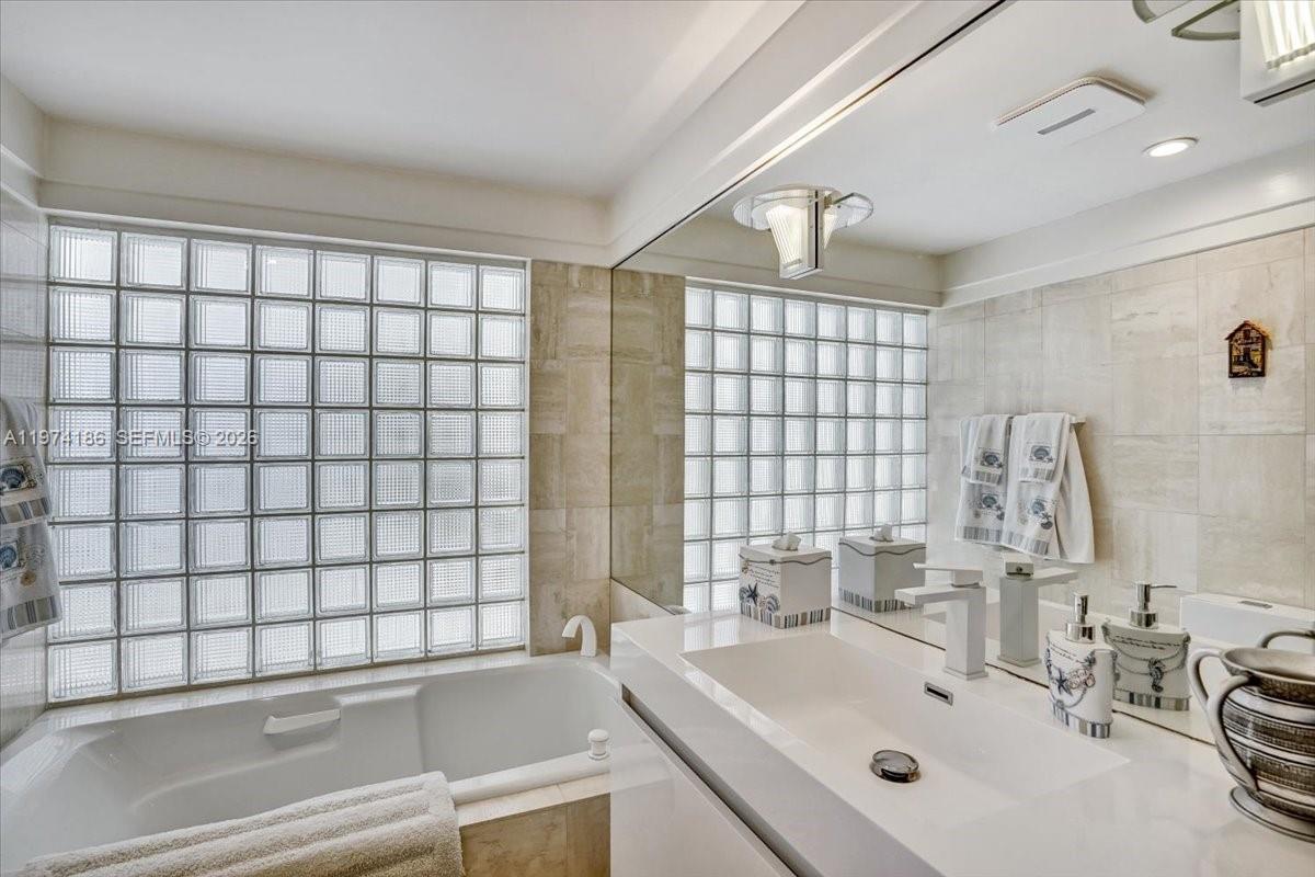 LAUDERDALE BEACH - Residential