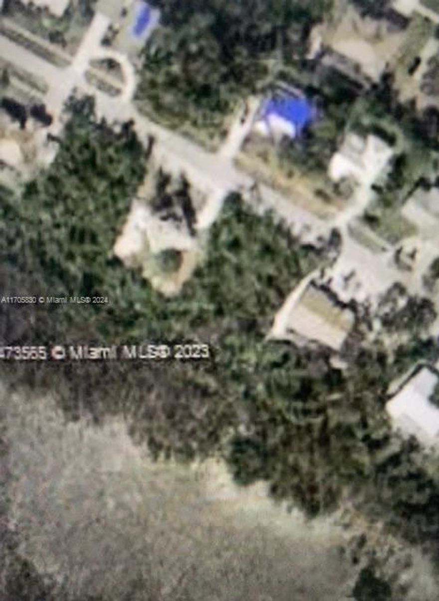 Don't miss the opportunity to build your dream property with a bay view in a spectacular area of ??Marco Island, with lots of potential, needs public works, buyer must do their due diligence, this is an as is sale, for questions contact the listing agent. Requires work but can be built, check your numbers "invest today to win tomorrow"