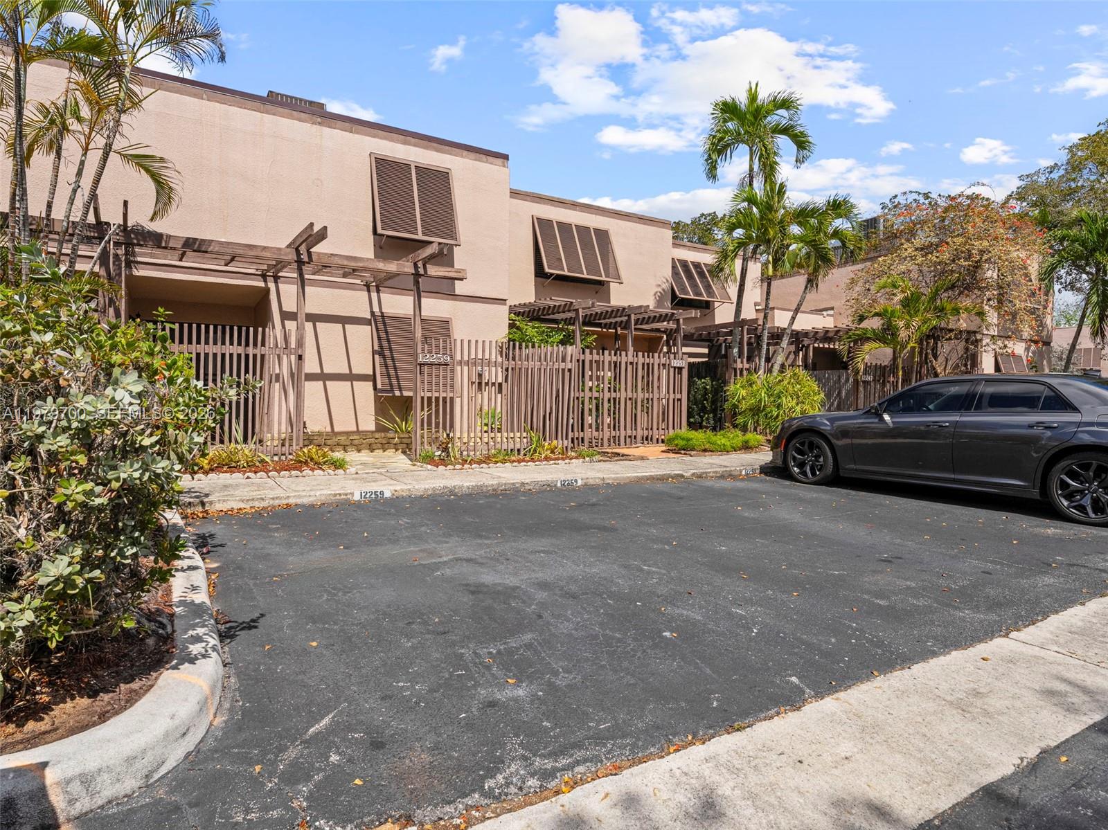 PEMBROKE LAKES SECTION SE - Residential