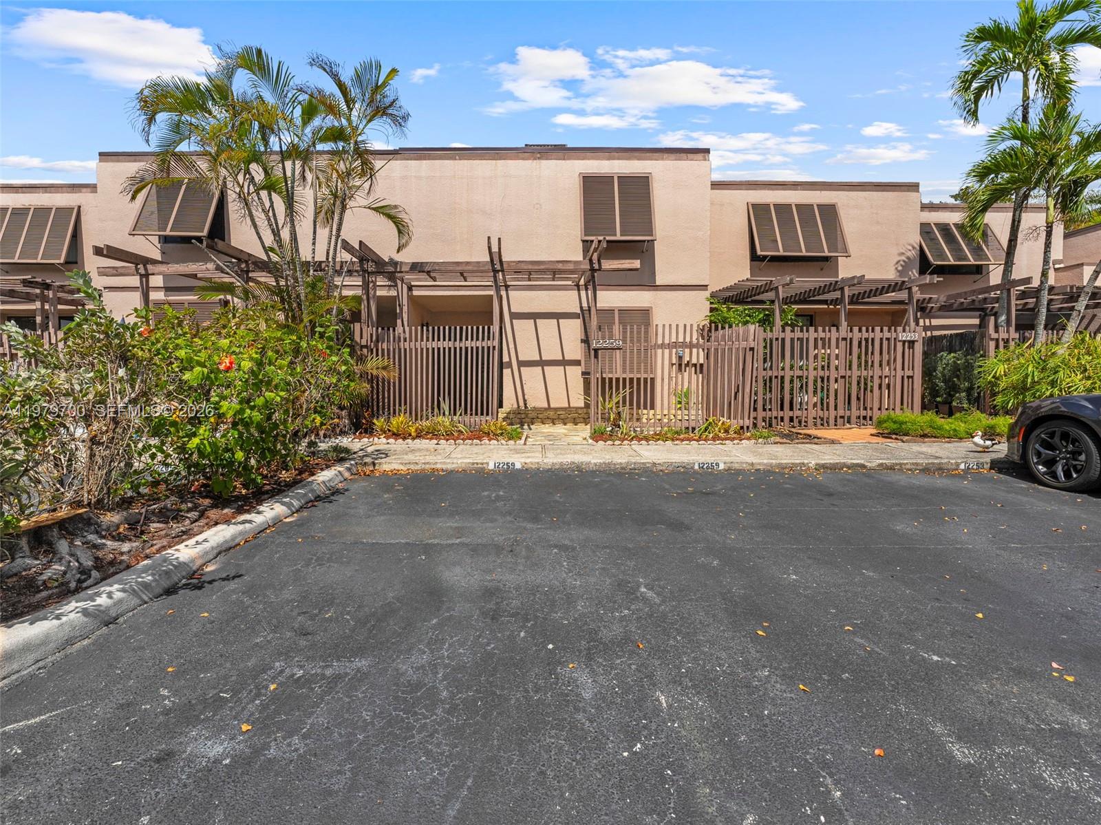 PEMBROKE LAKES SECTION SE - Residential