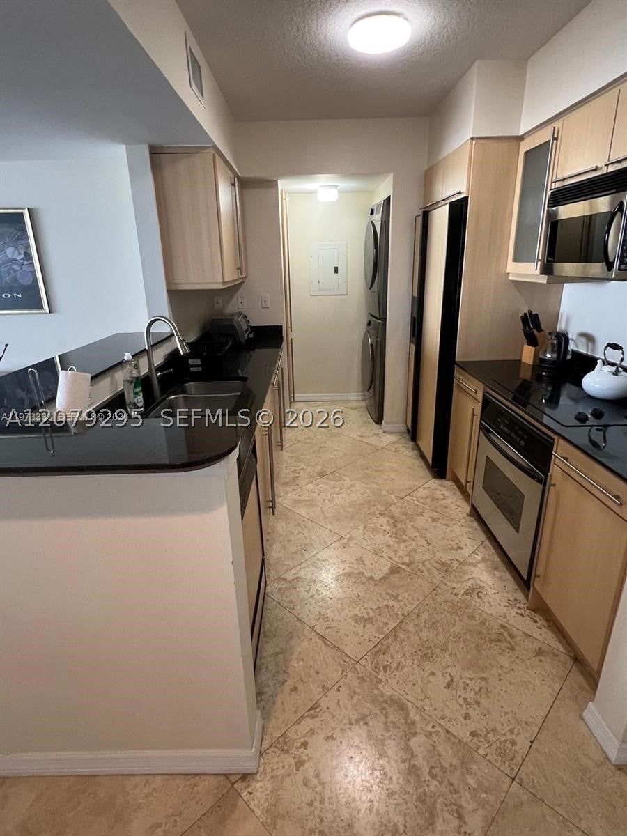 2080 S Ocean Dr 308, Hallandale Beach, FL, 33009/$618,000 4 2080 S Ocean Dr 308