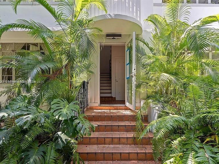 Rental Property at 817 Lenox Ave 5, Miami Beach, Miami-Dade County, Florida - Bedrooms: 2 
Bathrooms: 1  - $3,150 MO.