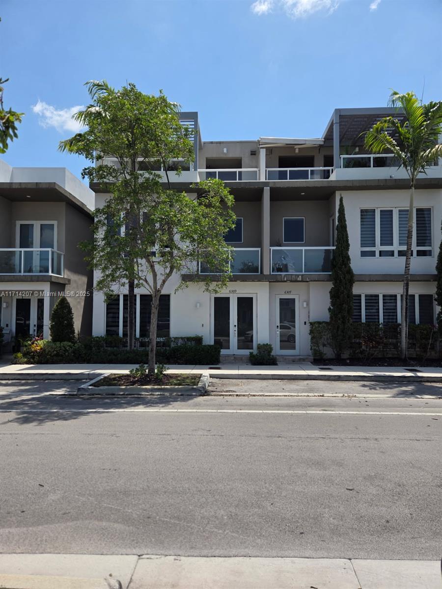 Rental Property at 6309 Nw 104th Path, Doral, Miami-Dade County, Florida - Bedrooms: 3 
Bathrooms: 4  - $5,000 MO.
