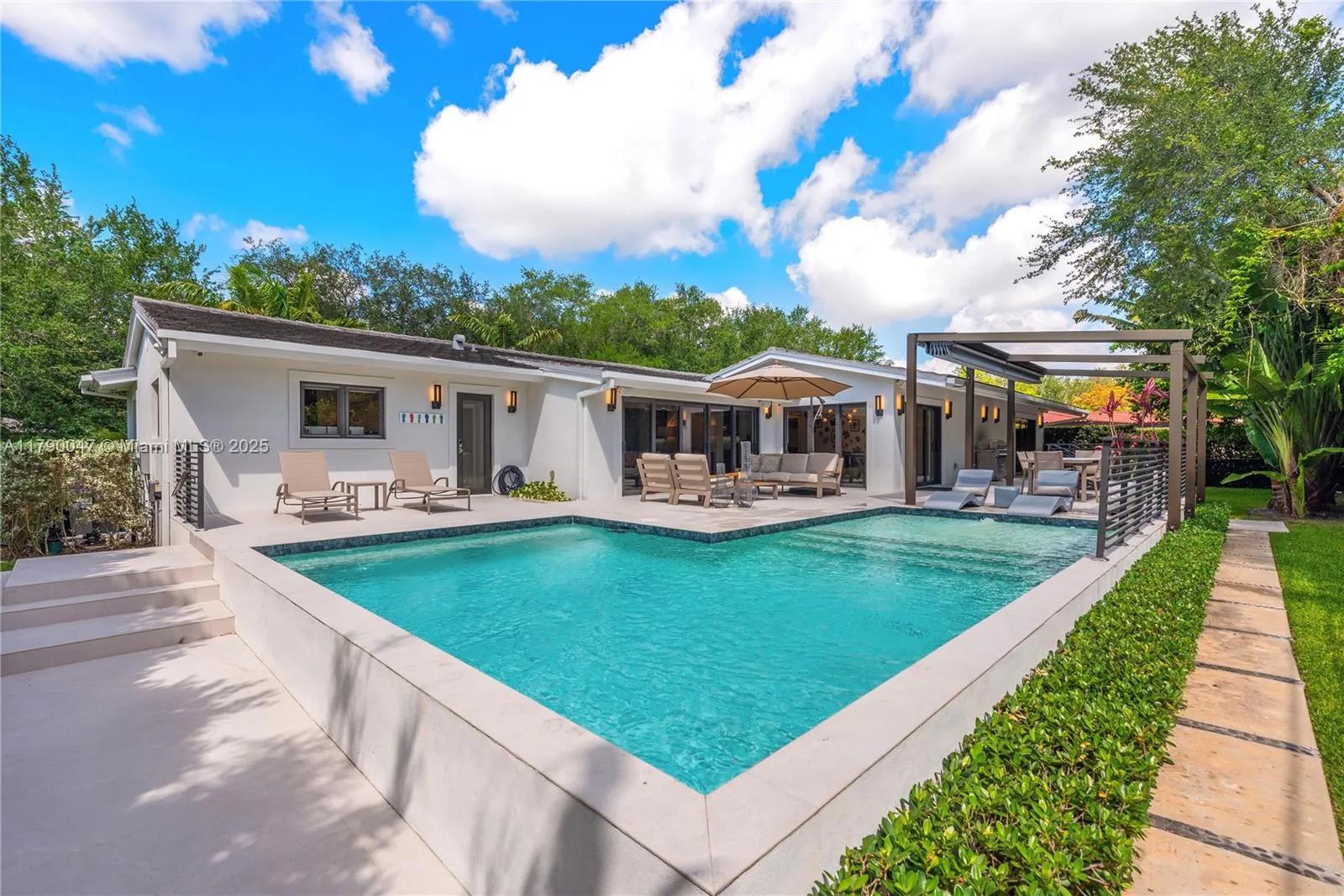 Coral Gables, Florida 33146, United States, 3 Bedrooms Bedrooms, ,3 BathroomsBathrooms,Residential,Pending,115316