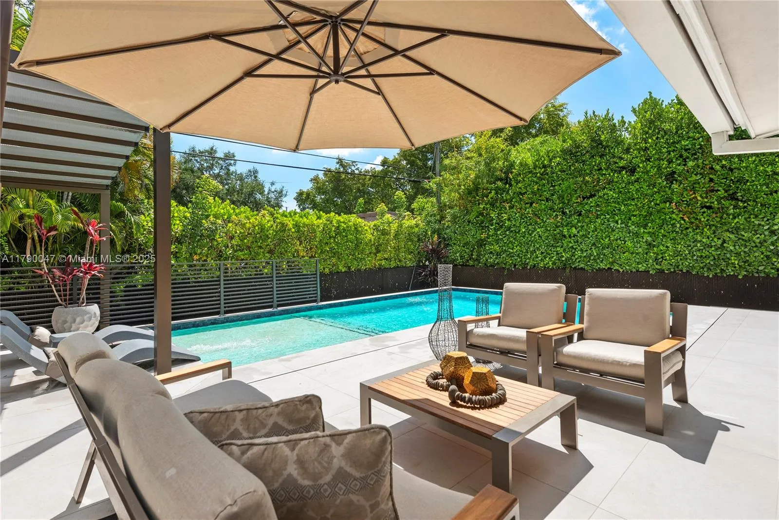 Coral Gables, Florida 33146, United States, 3 Bedrooms Bedrooms, ,3 BathroomsBathrooms,Residential,Pending,115316