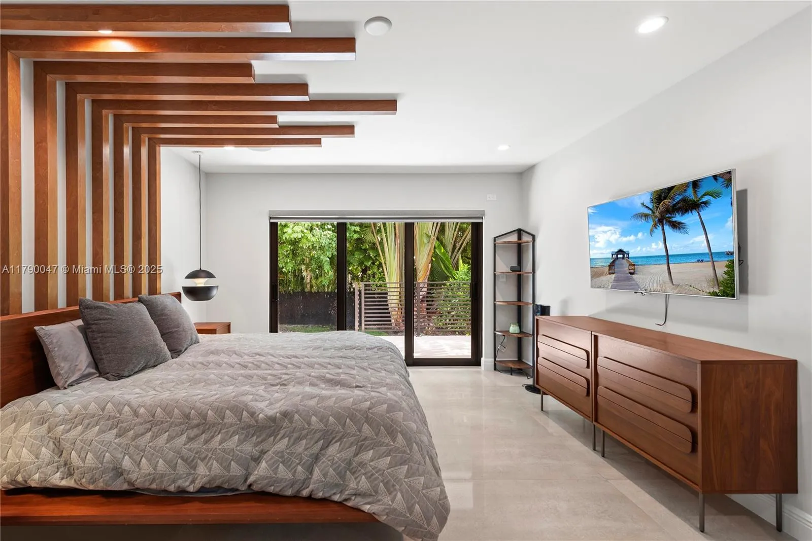 Coral Gables, Florida 33146, United States, 3 Bedrooms Bedrooms, ,3 BathroomsBathrooms,Residential,Pending,115316