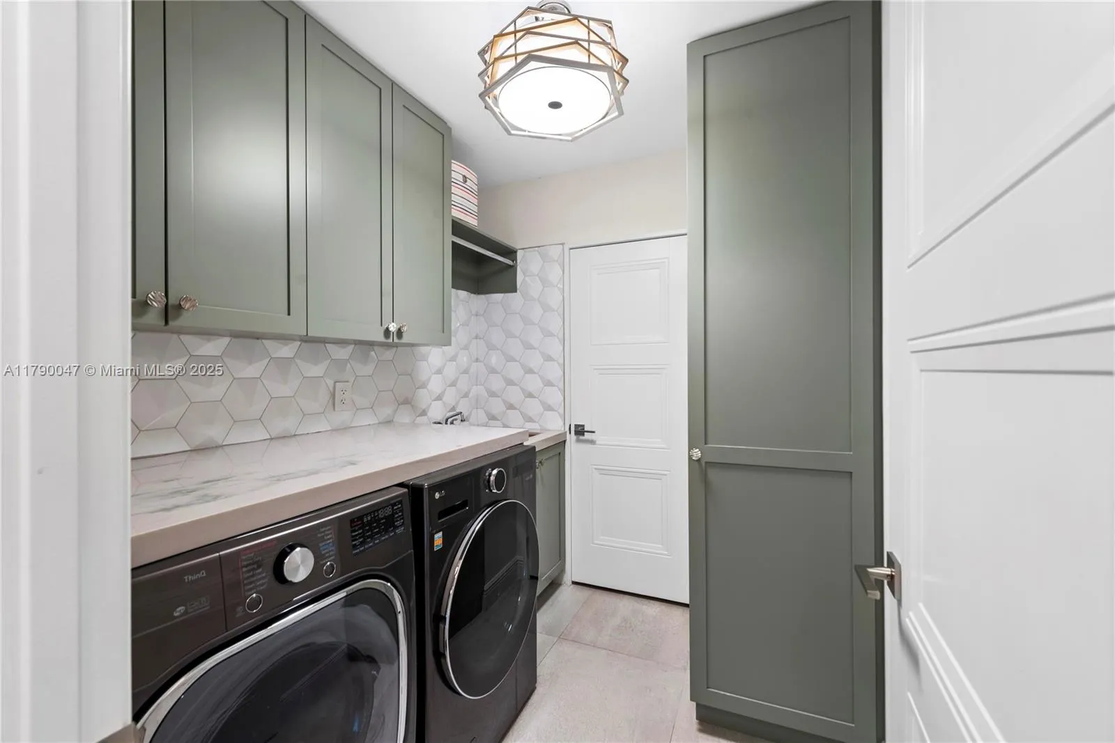 Coral Gables, Florida 33146, United States, 3 Bedrooms Bedrooms, ,3 BathroomsBathrooms,Residential,Pending,115316