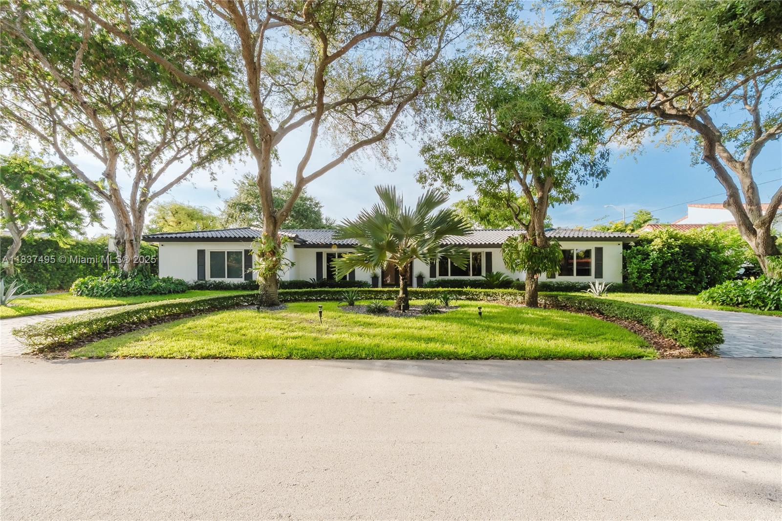 Stunning Home Updated in 2021 in Sought-After Glenvar Estates Area!
Discover this beautifully updated 5-bedroom, 2.5-bath residence located in the prestigious Glenvar Estates neighborhood. Renovated in 2021, this spacious home features an ideal layout with a large family room, an expansive kitchen with a breakfast area, and serene views of the oversized swimming pool from the kitchen, family room, and living room.
Ideally situated just minutes from top-rated schools, beautiful parks, popular shopping centers, and fine dining, this home offers the perfect blend of luxury and everyday convenience.