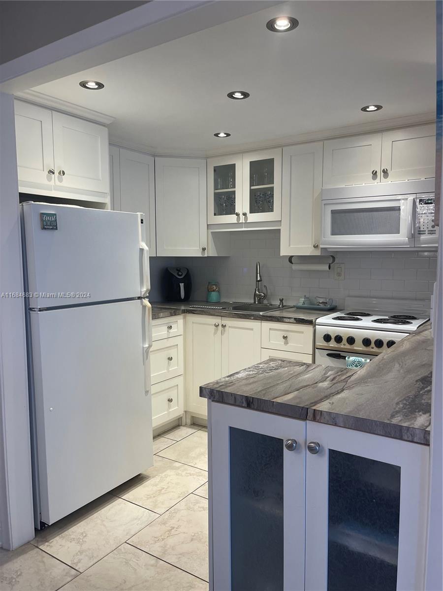 Property for Sale at 9141 Sunrise Lakes Blvd 206, Sunrise, Miami-Dade County, Florida - Bedrooms: 1 
Bathrooms: 1  - $109,999