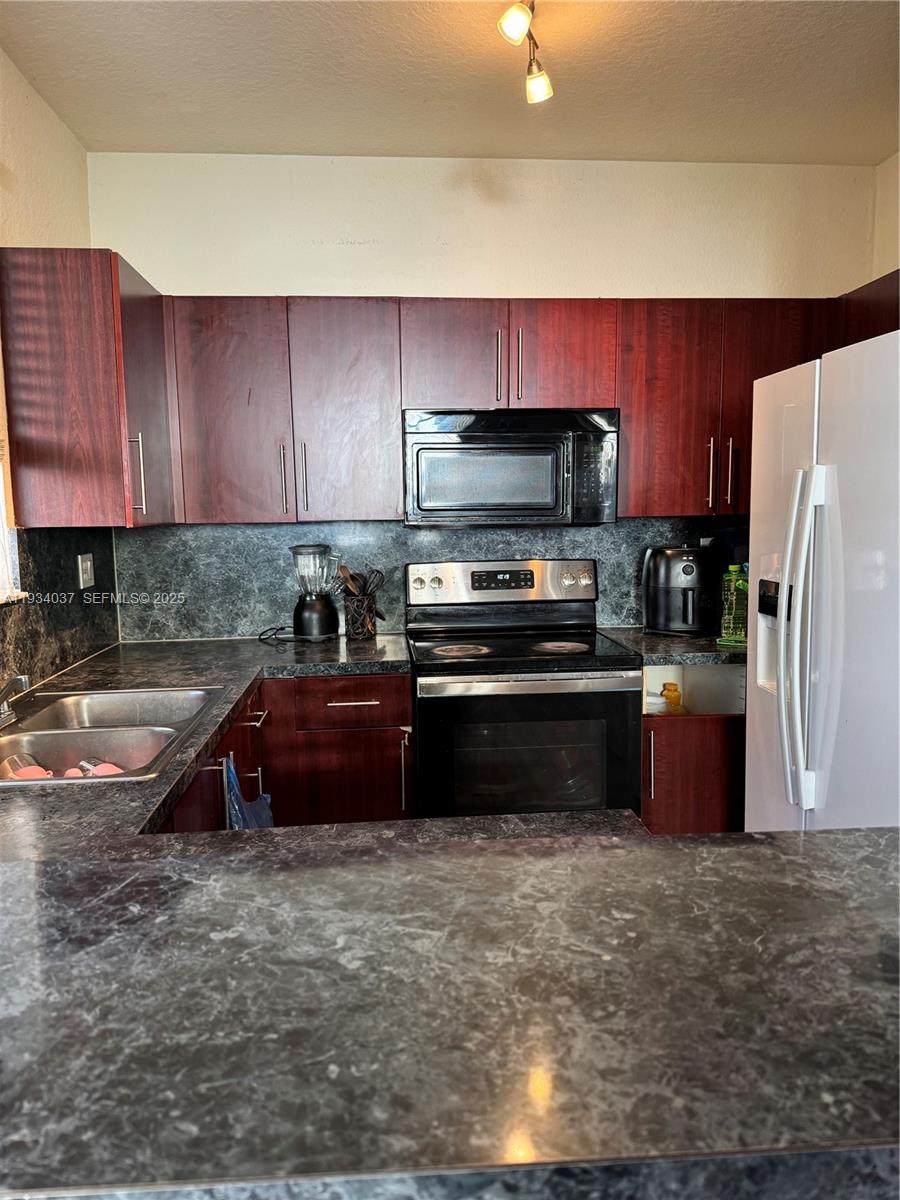 TOWNS AT SEASCAPE - Residential