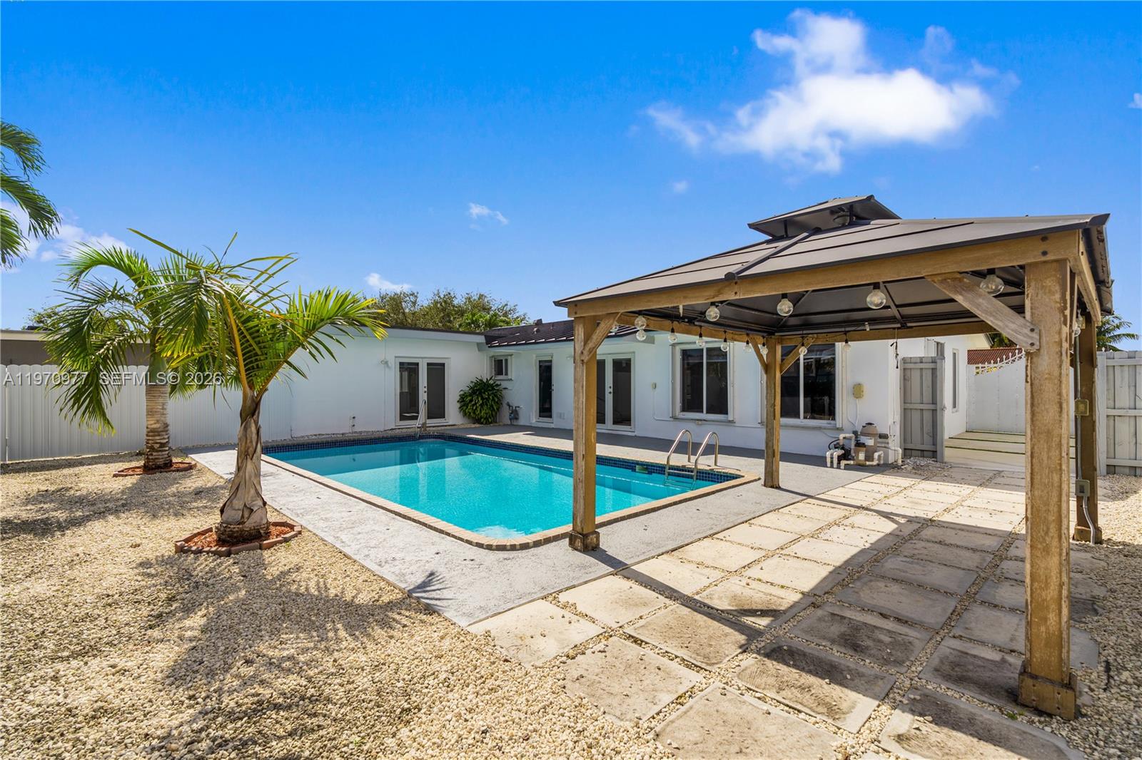 ROYALE GREEN SEC 3 - Residential