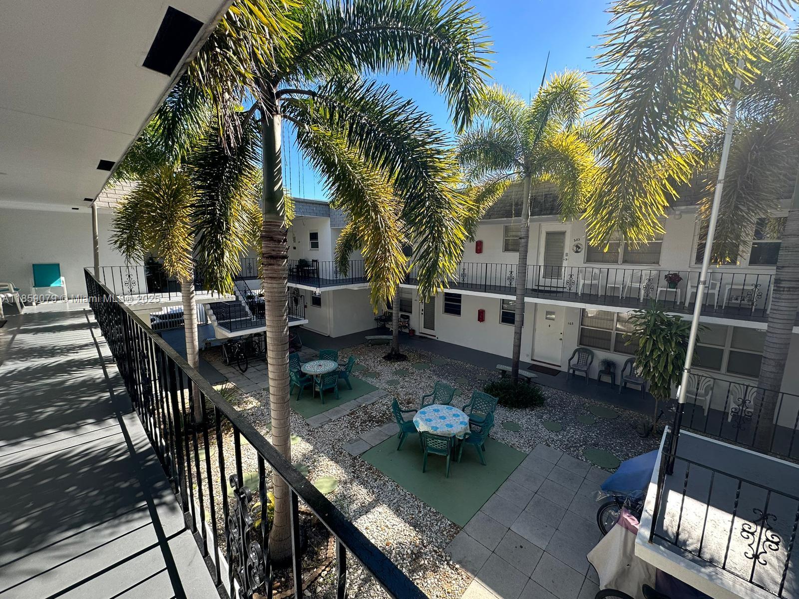 Spacious 1-bedroom / 1-bath condo in a quiet boutique building in Hollywood, FL. This unit features central A/C,
heating, dishwasher and a microwave. Ideal for those seeking a peaceful, well-located home.