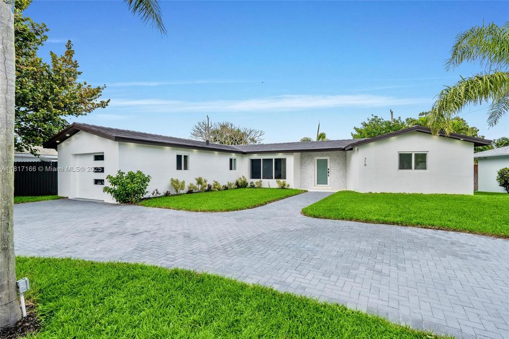 Photo of 719 SW 25th Ave, Boynton Beach, FL 33435 (MLS # A11817166)