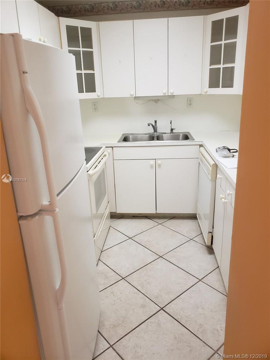 2 bedrooms and 2 baths unit with a huge balcony. Laundry Facilities on the same floor. Water is included.