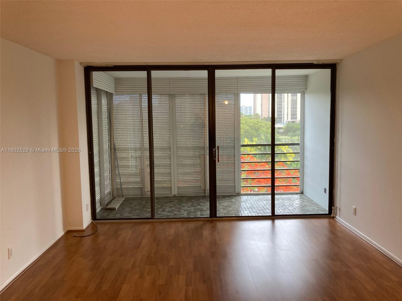 20500 W Country Club Dr 517, Aventura, Miami-Dade County, Florida - 1 Bedrooms  
2 Bathrooms - 